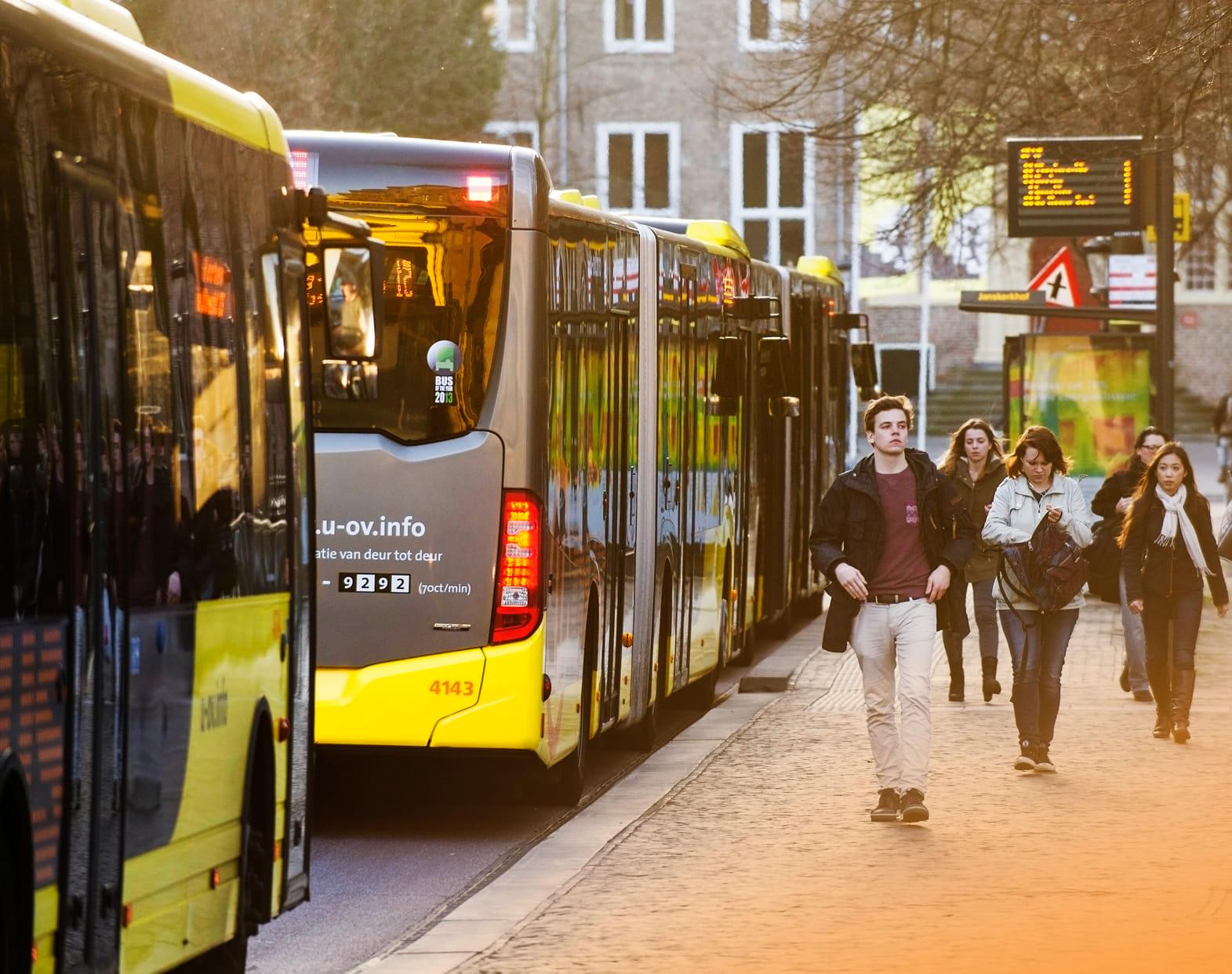 Reizigers stappen uit een bus in U-OV
