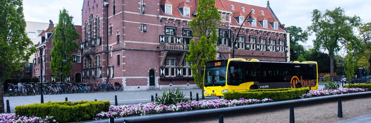 U-OV bus rijdt voor het stadhuis in Zeist