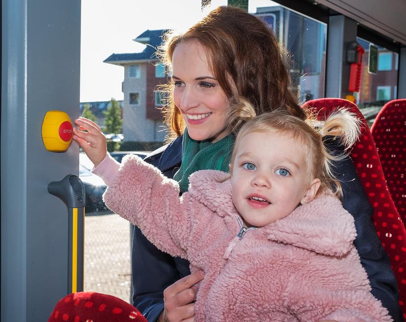 Een moeder en peuter dochter zitten in de bus.