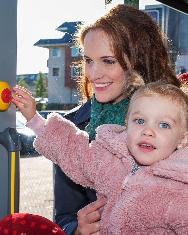Een moeder en peuter dochter zitten in de bus.